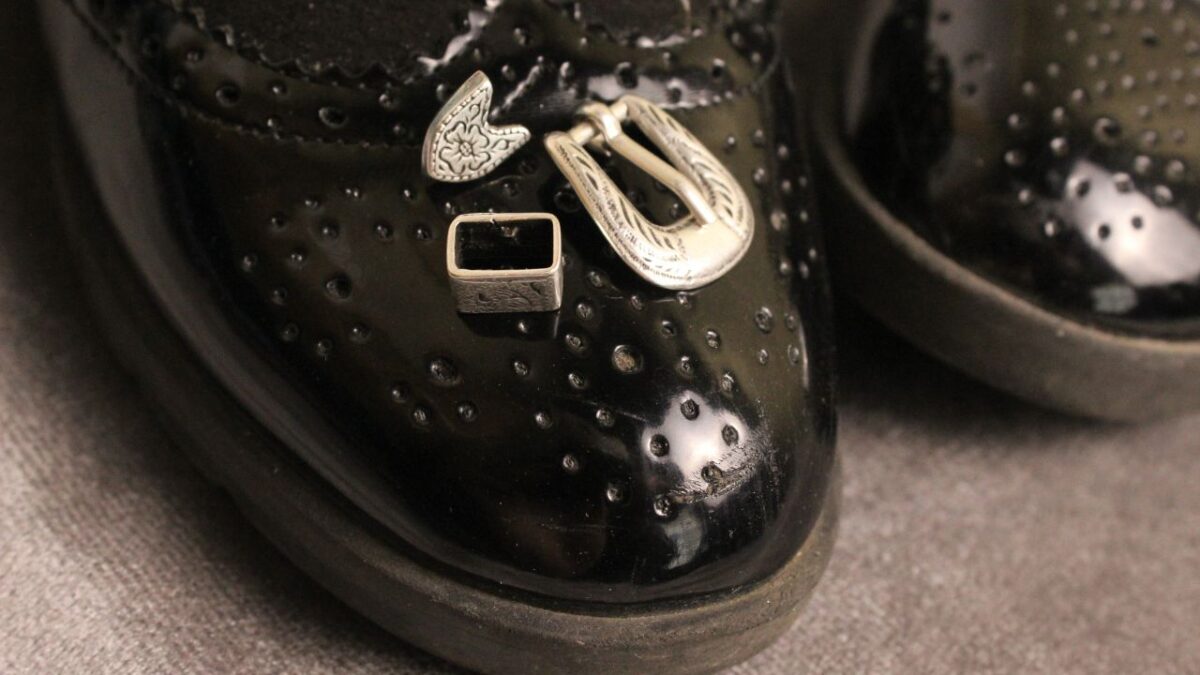 Buckles in different metals for quality shoes
