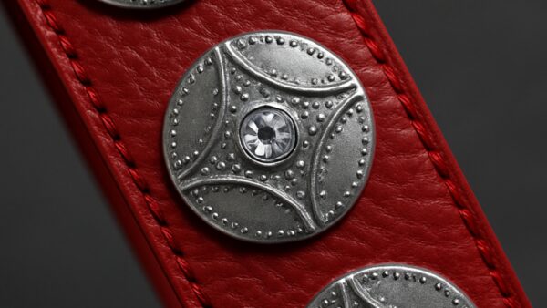 Stemma personalizzato applicato su un accessorio in pelle rossa