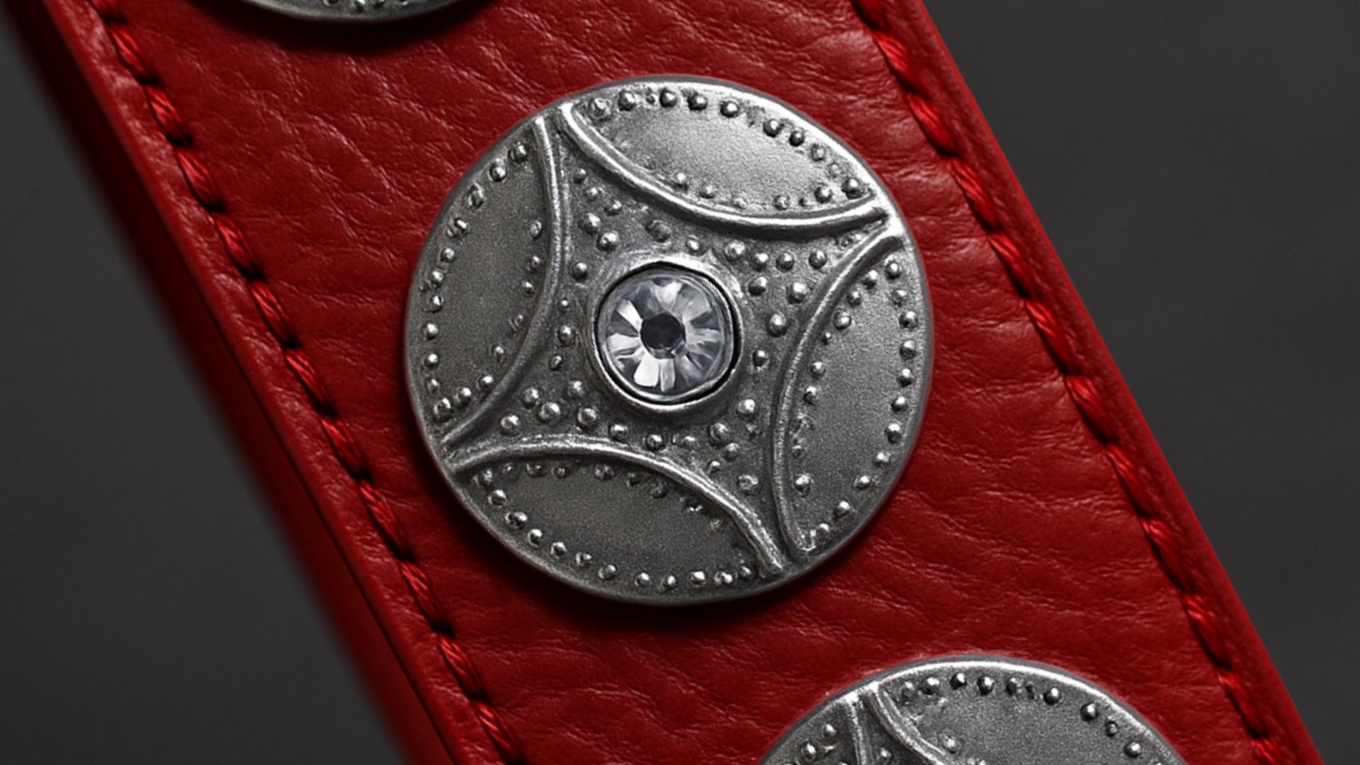 Stemma personalizzato applicato su un accessorio in pelle rossa