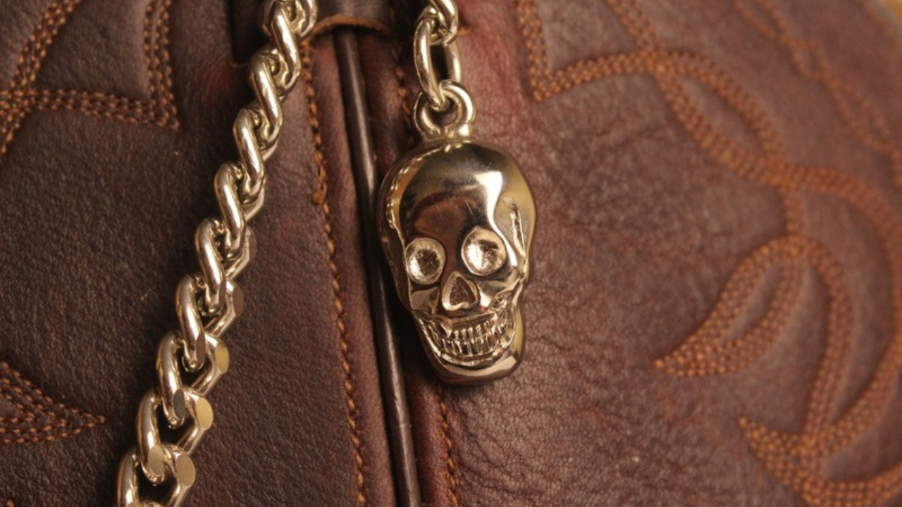Catena metallica su accessorio in pelle